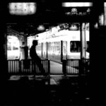 笹原葵紫　駅のモノクロ写真