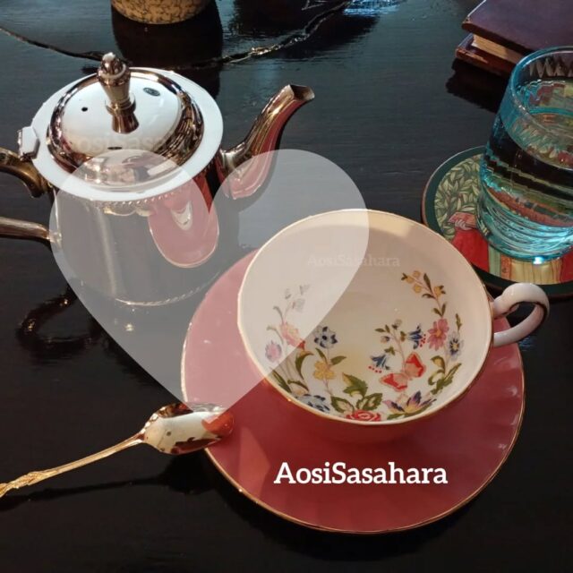 @tetugakuya さんにて、夢の中の夢を賞味…ジンジャーが効いてた。お花畑がひろがるカップが愛らしい。

#RETRO
 #vintage 
#アンティーク
#アンティークカフェ 
#アンティークショップ 
#Antique